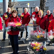 Blumen verteilen zum Valentinstag