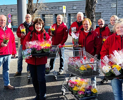 Blumen verteilen zum Valentinstag