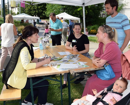 Familie im Gespräch mit Vizebürgermeisterin Silvia Drechsler