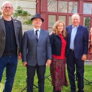 Die Familie Schönberg mit Kulturstadtrat Stephan Schimanowa vor dem Schönberghaus in Mödling