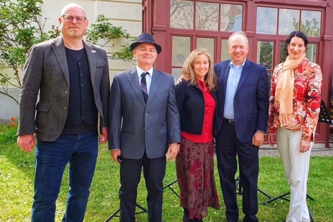 Die Familie Schönberg mit Kulturstadtrat Stephan Schimanowa vor dem Schönberghaus in Mödling