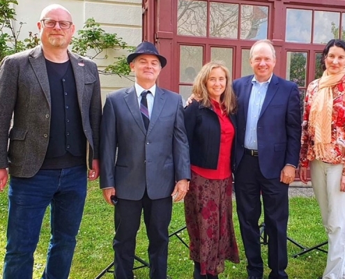 Die Familie Schönberg mit Kulturstadtrat Stephan Schimanowa vor dem Schönberghaus in Mödling