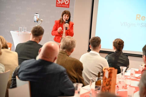 Vizebürgermeisterin Silvia Drechsler beim Fest-Akt zum 1. Mai der SPÖ Mödling