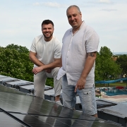 Stadtbaddirektor Mehmed Alajbeg und Markus Gilly, Stadtrat für Städtische Betriebe, bei der neuen Photovoltaikanlage auf dem Dach im Stadtbad Mödling