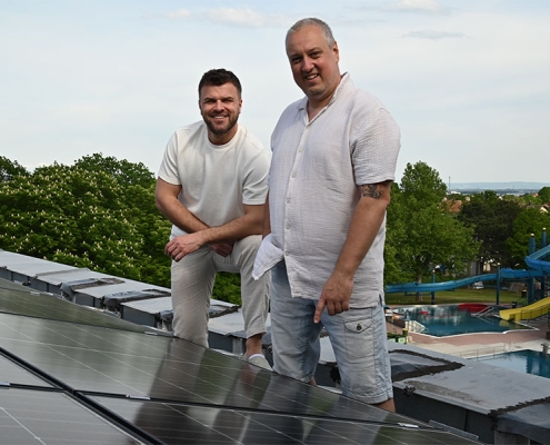 Stadtbaddirektor Mehmed Alajbeg und Markus Gilly, Stadtrat für Städtische Betriebe, bei der neuen Photovoltaikanlage auf dem Dach im Stadtbad Mödling