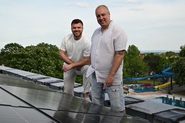 Stadtbaddirektor Mehmed Alajbeg und Markus Gilly, Stadtrat für Städtische Betriebe, bei der neuen Photovoltaikanlage auf dem Dach im Stadtbad Mödling