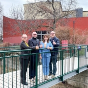 Das Team der Rot-Grün-Koalition vor dem Haus der Jugend