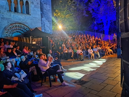Publikum beim Kultursommer vor St. Othmar