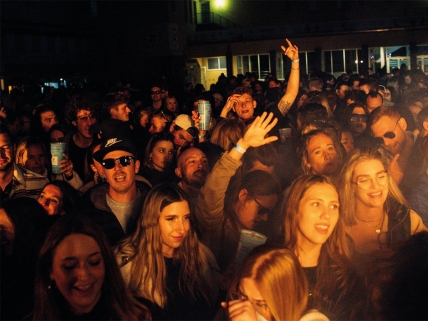 Junge Menschen feiern eine Techno-Party im Stadtbad Mödling