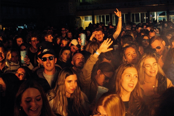 Junge Menschen feiern eine Techno-Party im Stadtbad Mödling