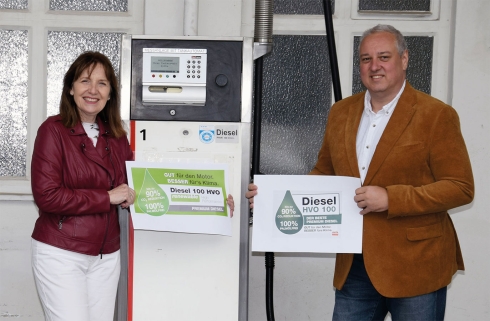 Silvia Drechsler und Markus Gilly vor der HVO 100 Diesel Zapfsäule