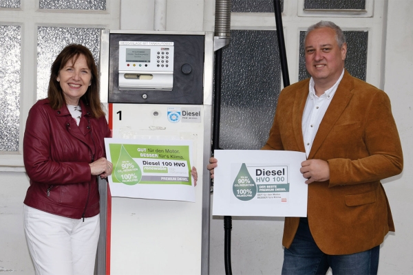 Silvia Drechsler und Markus Gilly vor der HVO 100 Diesel Zapfsäule