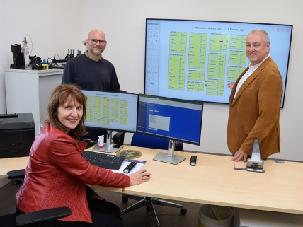 Rainer Praschak, Silvia Drechsler und Markus Gilly vor der Schalttafel der Kläranlage