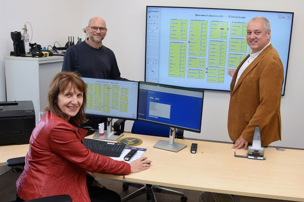 Rainer Praschak, Silvia Drechsler und Markus Gilly vor der Schalttafel der Kläranlage