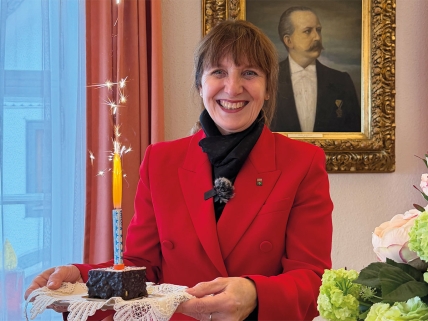 Bürgermeisterin Silvia Drechsler strahlt mit der Sprühkerze um die Wette