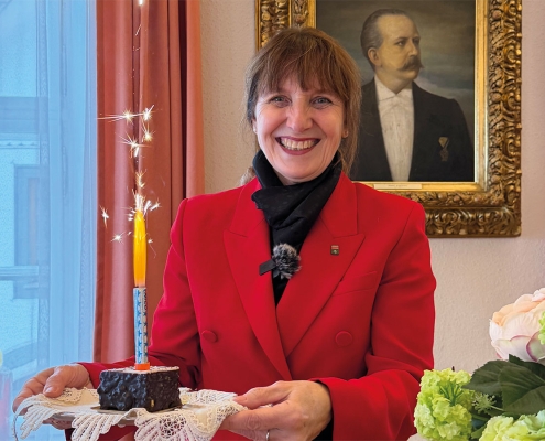 Bürgermeisterin Silvia Drechsler strahlt mit der Sprühkerze um die Wette