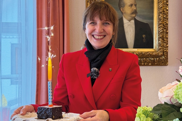 Bürgermeisterin Silvia Drechsler strahlt mit der Sprühkerze um die Wette